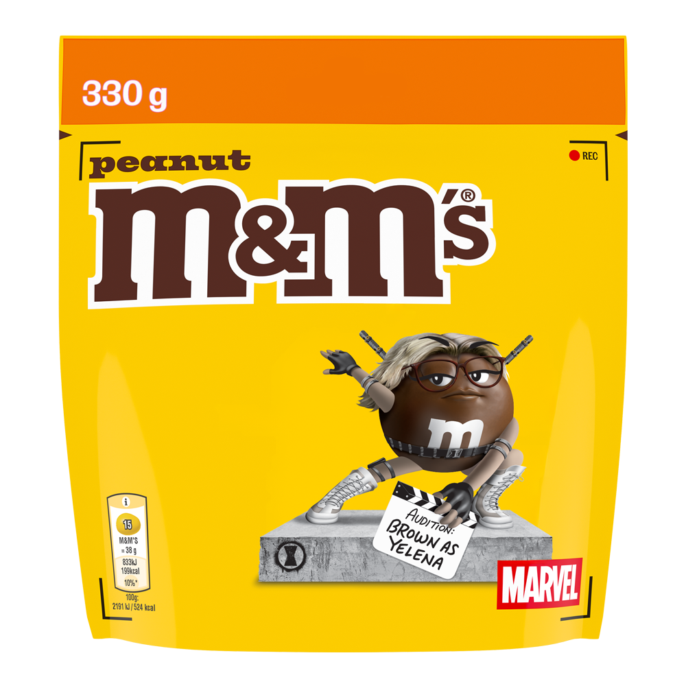 Bolsa de M&M'S peanut de 330g con el personaje Brown caracterizado como Yelena, con una claqueta que dice "AUDITION: BROWN AS YELENA" y el logo de MARVEL.