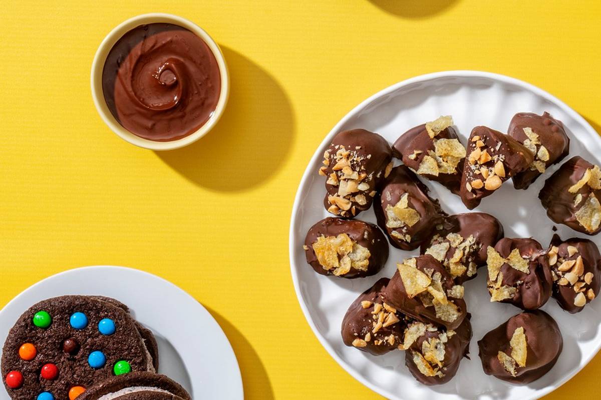 M&M’S® Cookies and Cream Chip-Dipped Frozen Bonbons