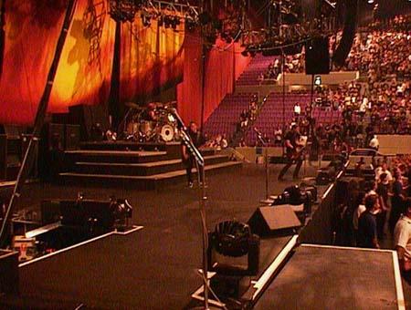 Photo gallery from the gig in Sydney, Australia shot on April 3, 1998