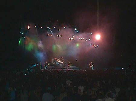 Photo gallery from the gig in Melbourne, Australia shot on April 7, 1998