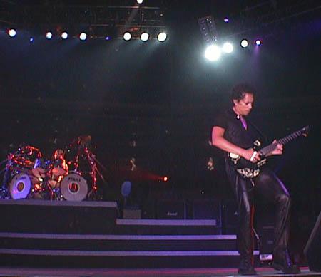 Photo gallery from the gig in Seoul, South Korea shot on April 25, 1998