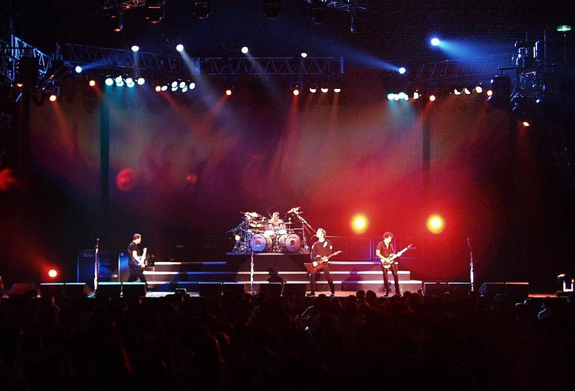 Photo gallery from the gig in Tokyo, Japan shot on May 6, 1998