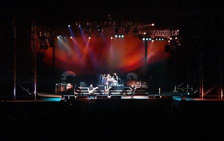 Photo gallery from the gig in Tokyo, Japan shot on May 8, 1998