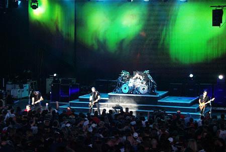 Photo gallery from the gig in Detroit, MI shot on July 10, 1998