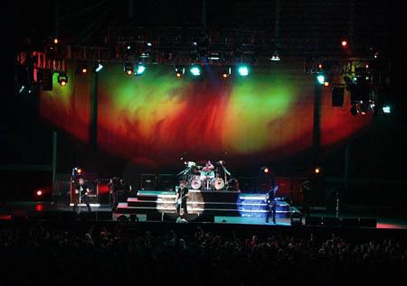 Photo gallery from the gig in East Rutherford, NJ shot on July 17, 1998