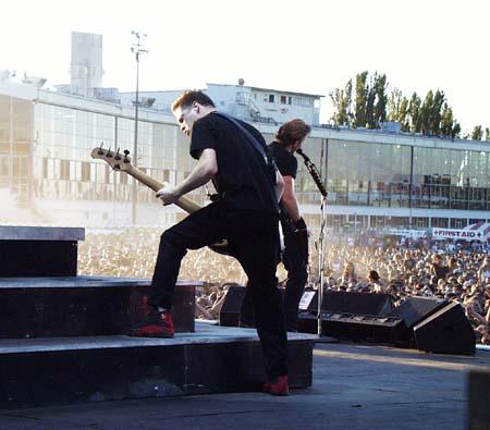 Photo gallery from the gig in Portland, OR shot on September 3, 1998