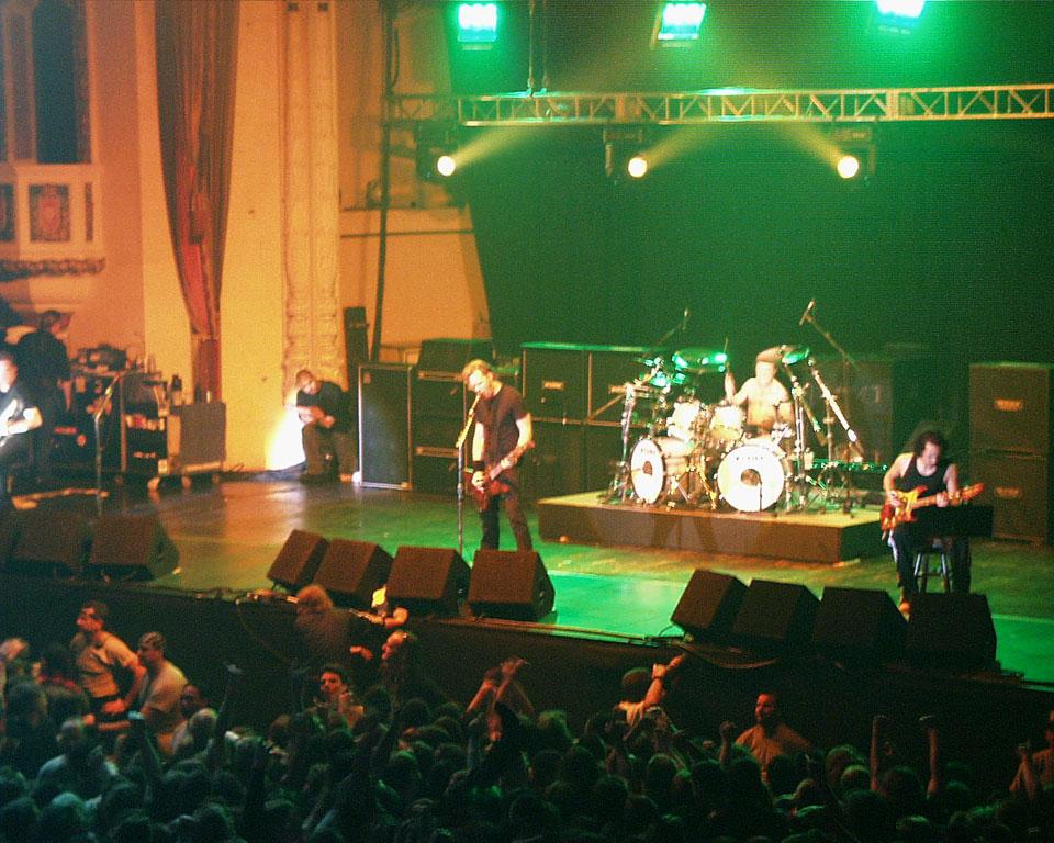 Photo gallery from the gig in Chicago, IL shot on November 19, 1998