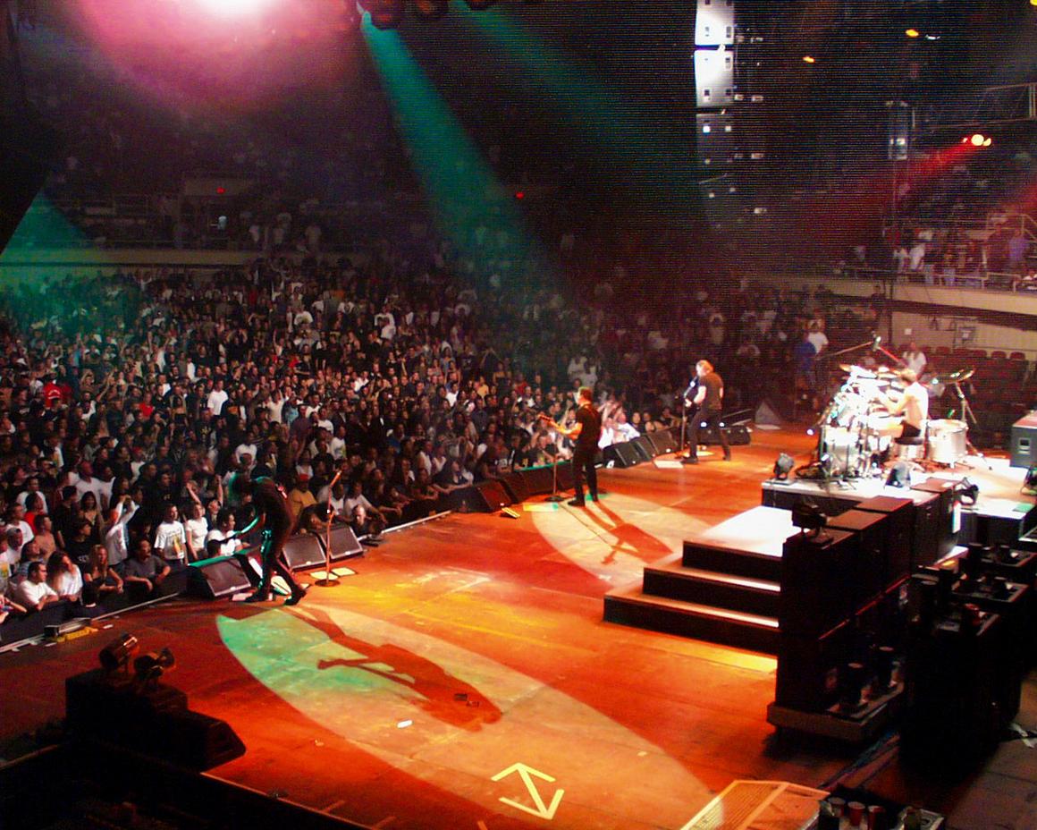 Photo gallery from the gig in Honolulu, HI shot on April 12, 1999