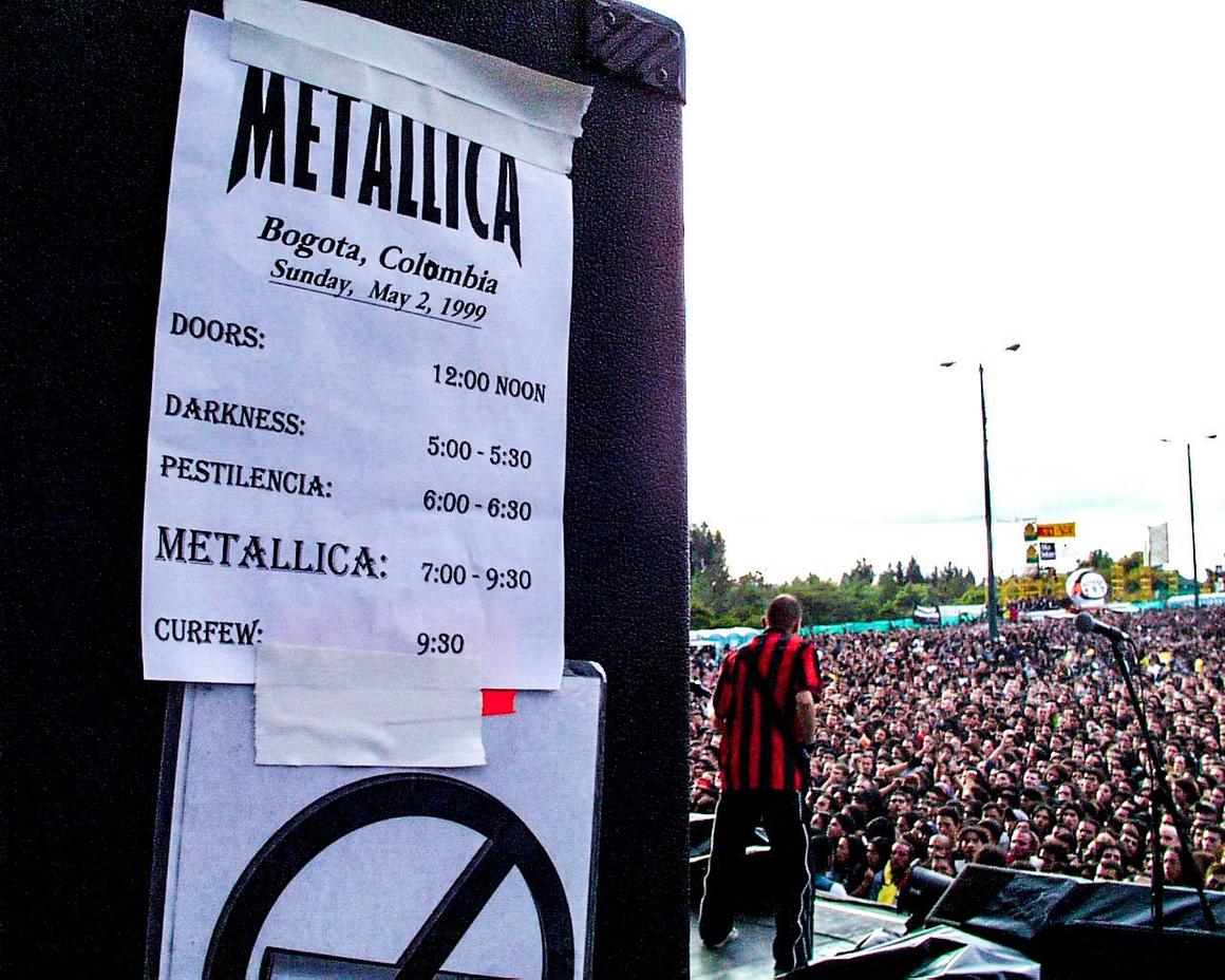 Photo gallery from the gig in Bogot&aacute;, Colombia shot on May 2, 1999