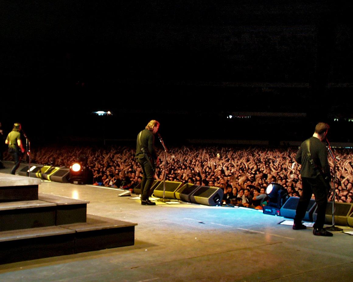 Photo gallery from the gig in Buenos Aires, Argentina shot on May 14, 1999