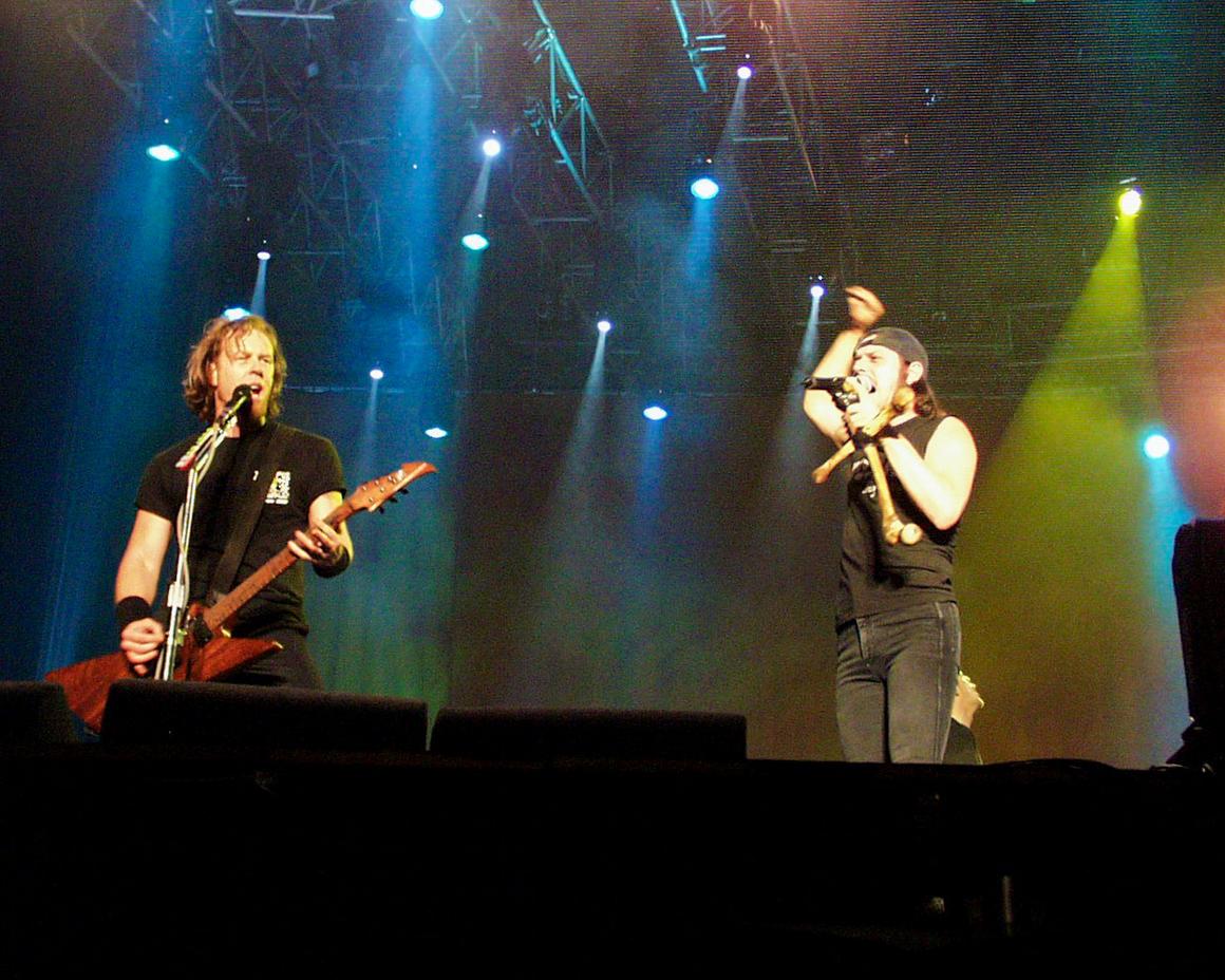 Photo gallery from the gig in Assago, Italy shot on June 5, 1999