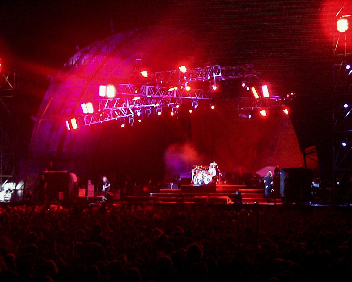 Photo gallery from the gig in Istanbul, Turkey shot on June 13, 1999