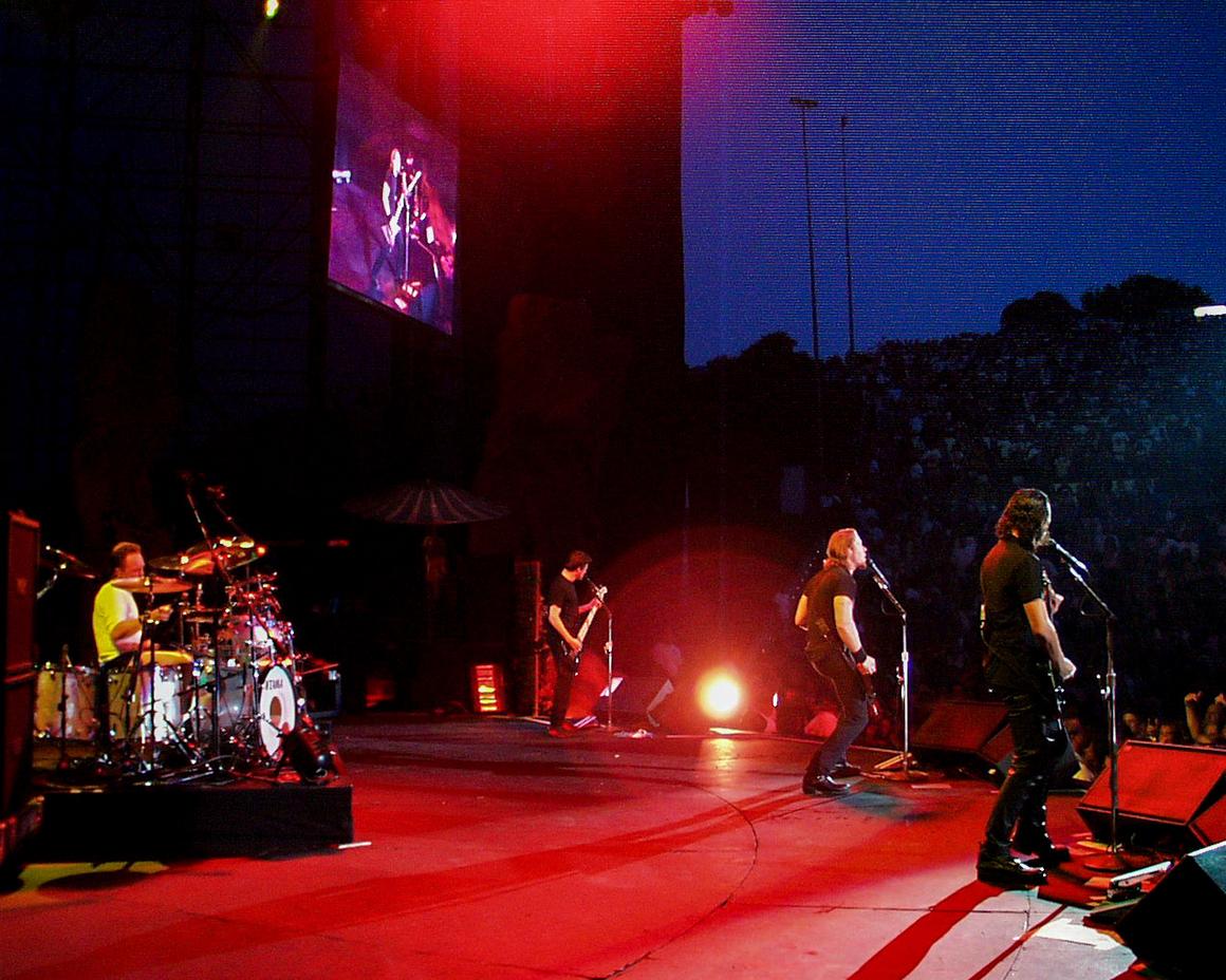 Photo gallery from the gig in Irvine, CA shot on June 19, 1999