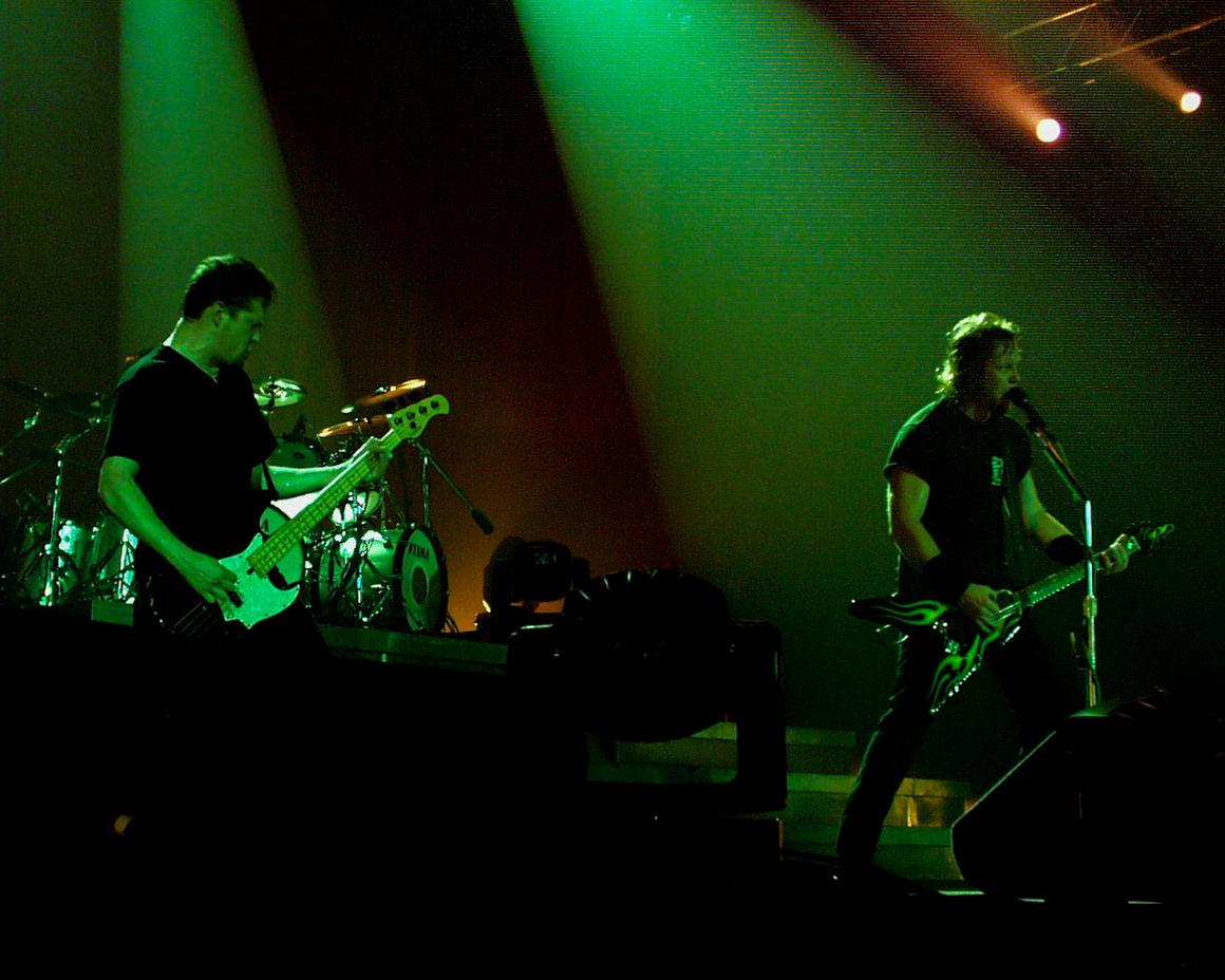 Photo gallery from the gig in Paris, France shot on July 7, 1999