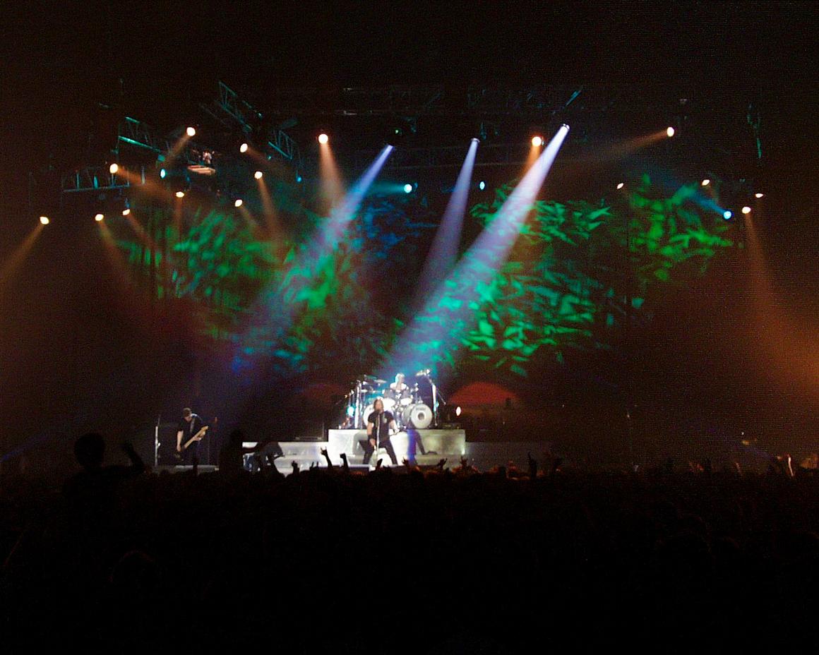 Photo gallery from the gig in Lisbon, Portugal shot on July 16, 1999