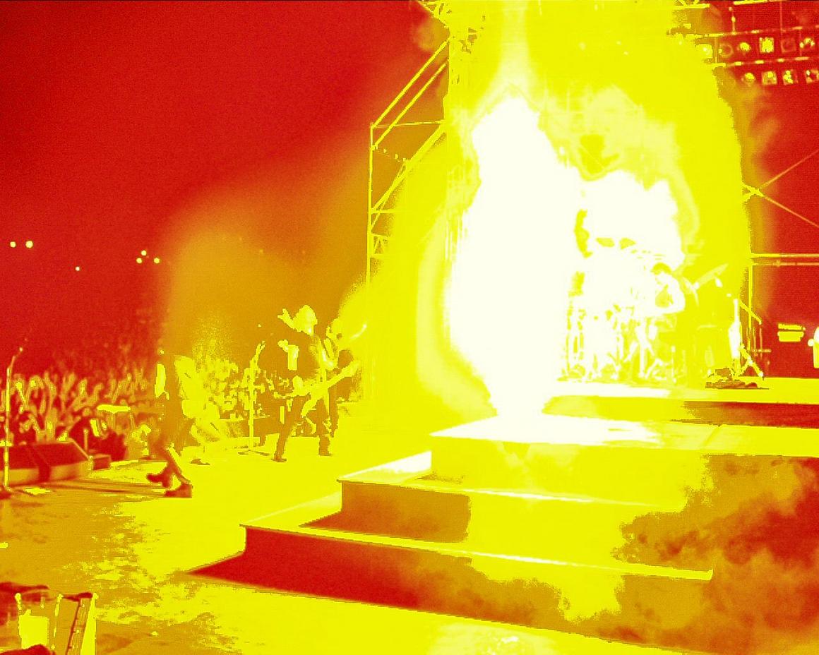 Photo gallery from the gig in Tel Aviv, Israel shot on July 20, 1999
