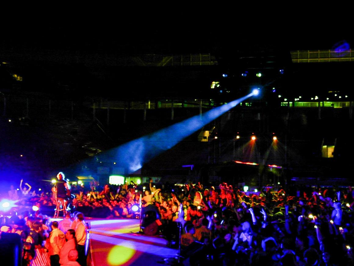 Photo gallery from the gig in Miami, FL shot on December 28, 1999