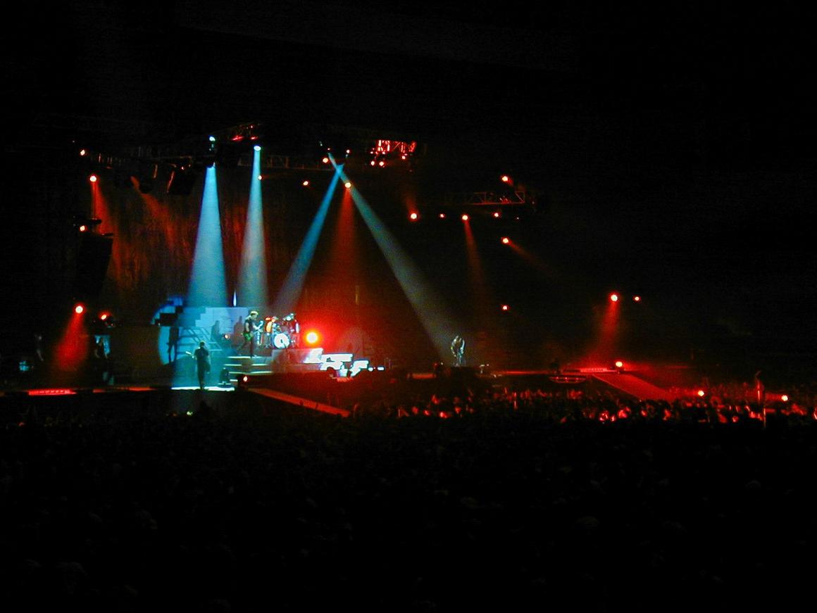 Photo gallery from the gig in St. Petersburg, FL shot on December 29, 1999