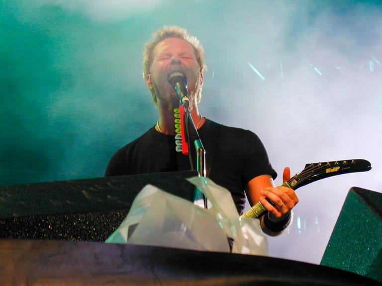 Photo gallery from the gig in Foxborough, MA shot on June 30, 2000