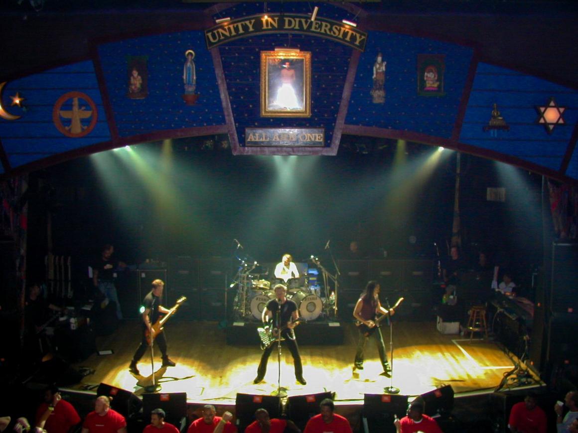 Photo gallery from the gig in West Hollywood, CA shot on July 18, 2000