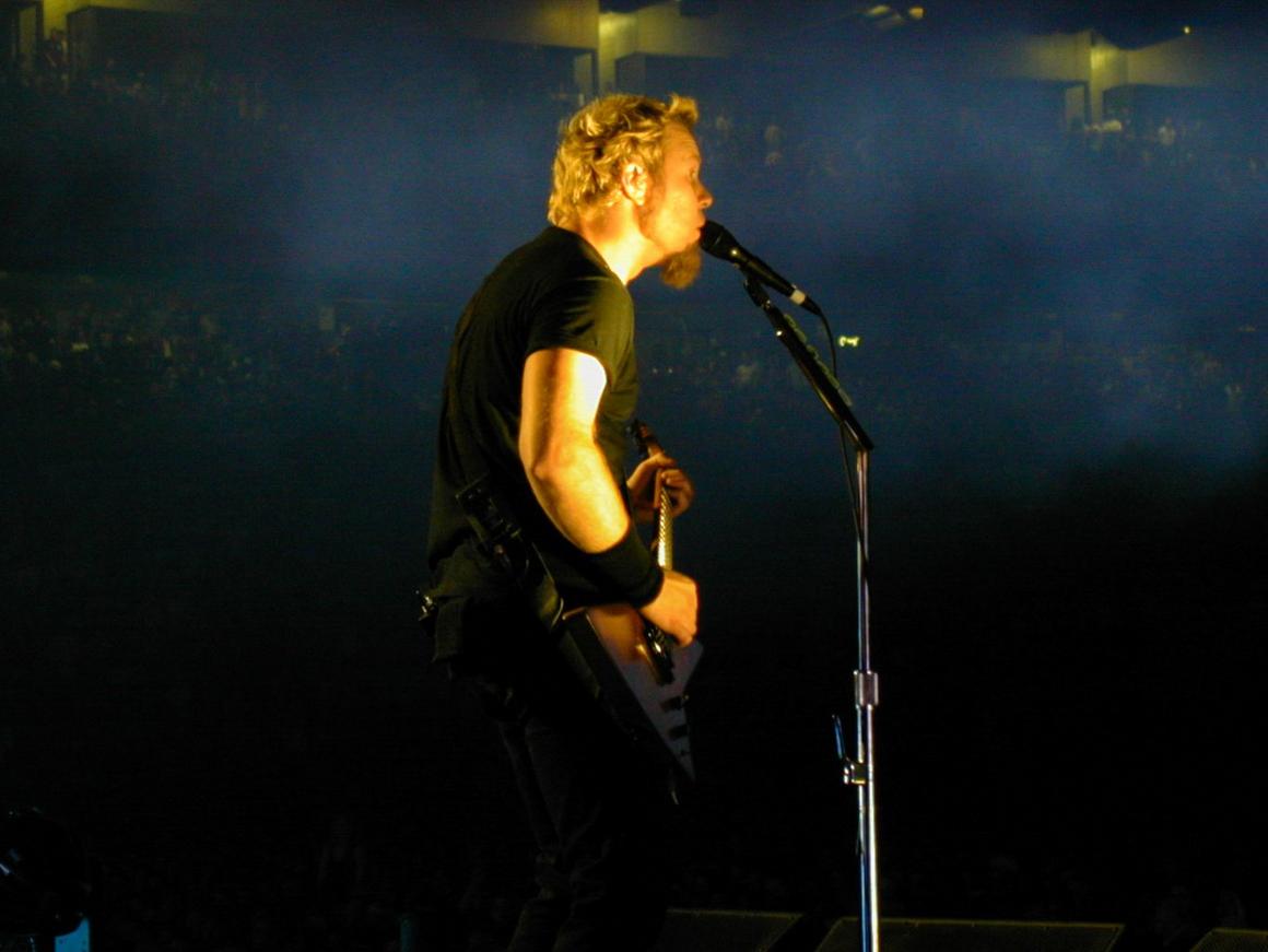 Photo gallery from the gig in East Rutherford, NJ shot on July 20, 2000