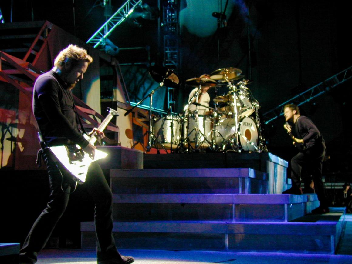 Photo gallery from the gig in Chicago, IL shot on July 22, 2000