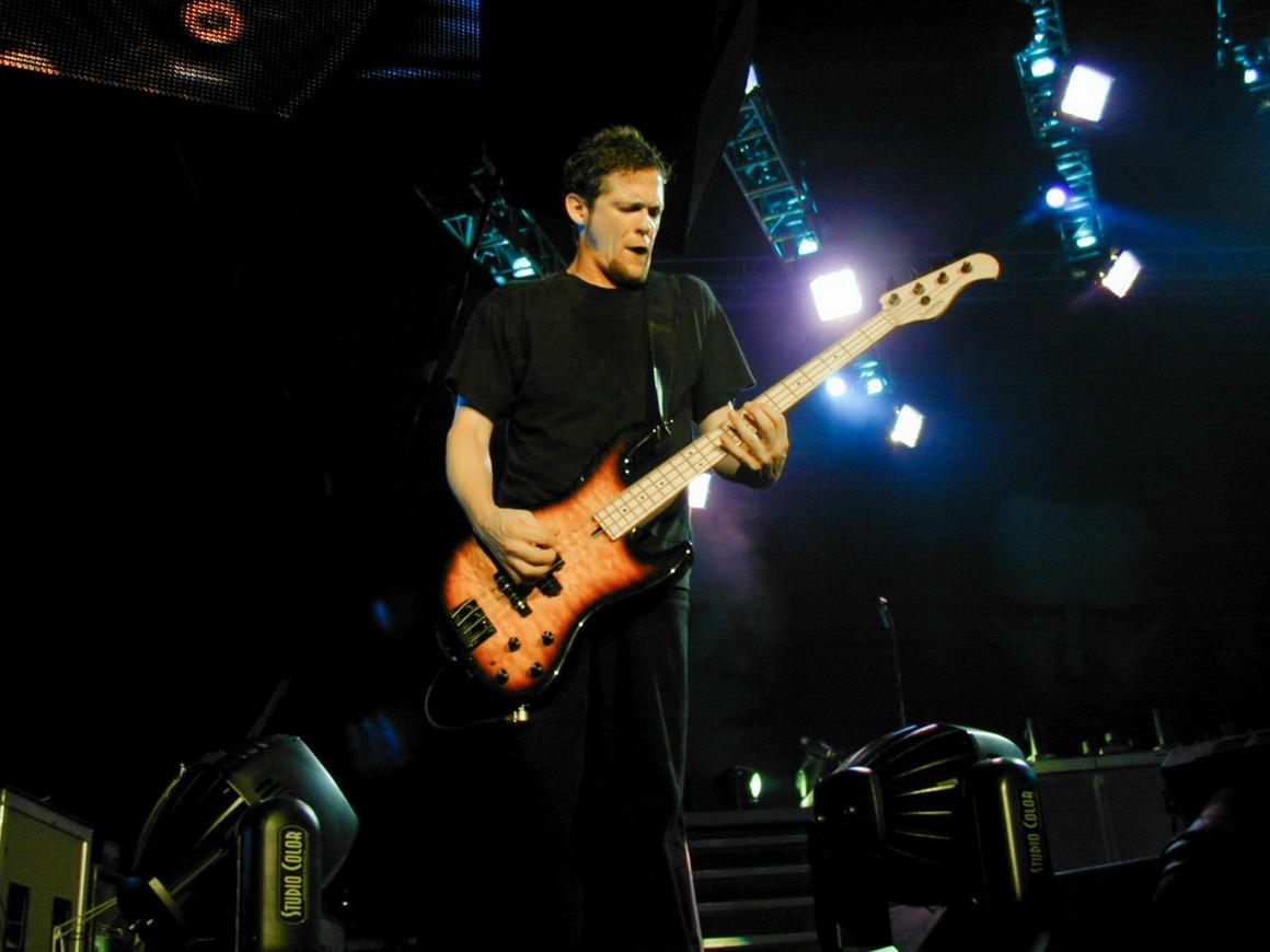 Photo gallery from the gig in Atlanta, GA shot on August 6, 2000