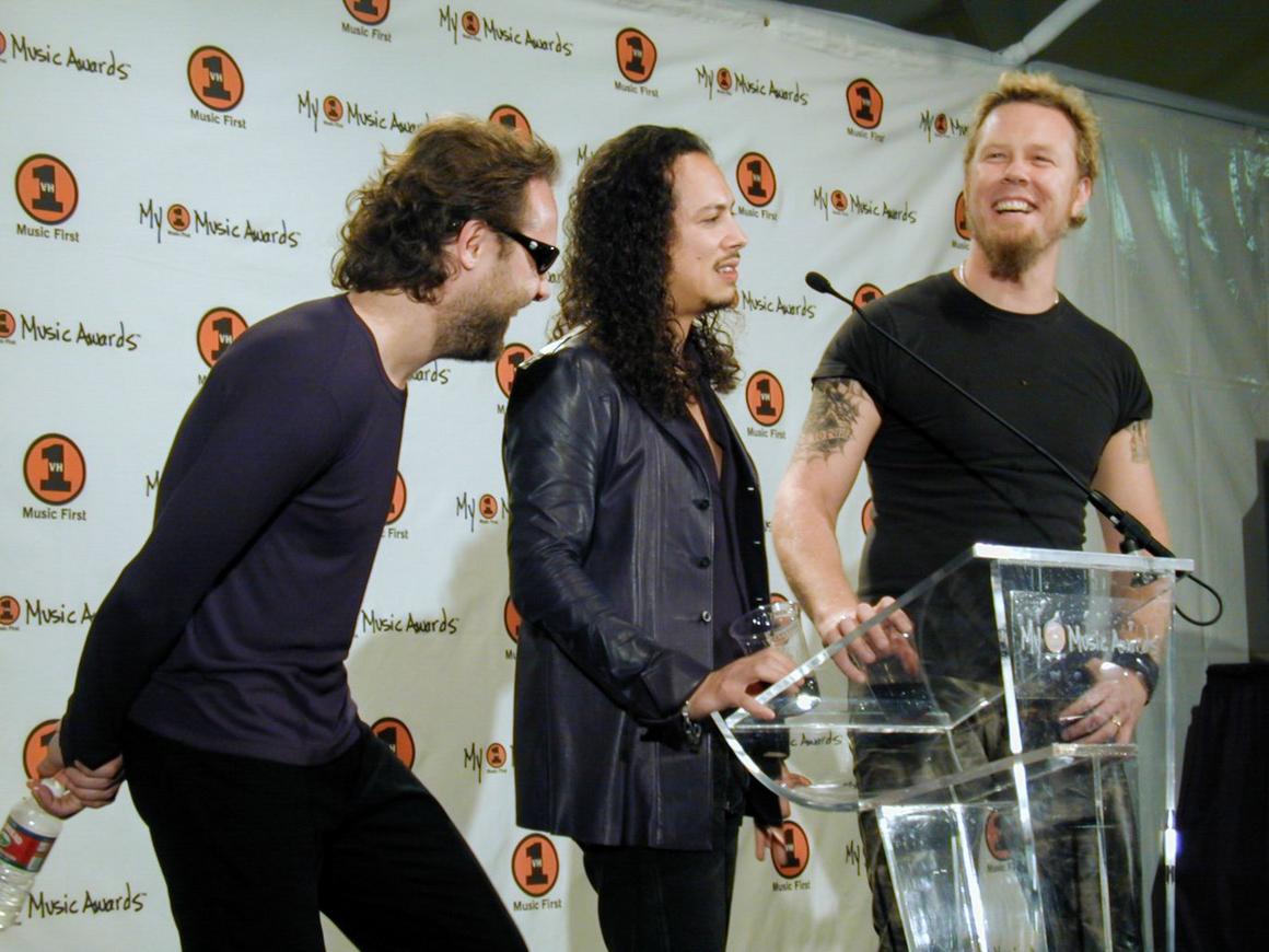 Photo gallery from the gig in Los Angeles, CA shot on November 30, 2000