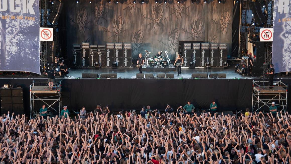 Metallica Photo Gallery: Nijmegen, Netherlands - June 15, 2003