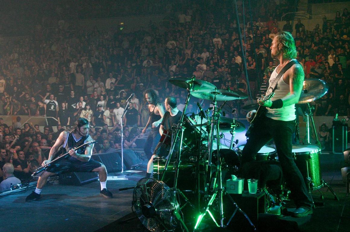 Photo gallery from the gig in Sydney, Australia shot on January 21, 2004