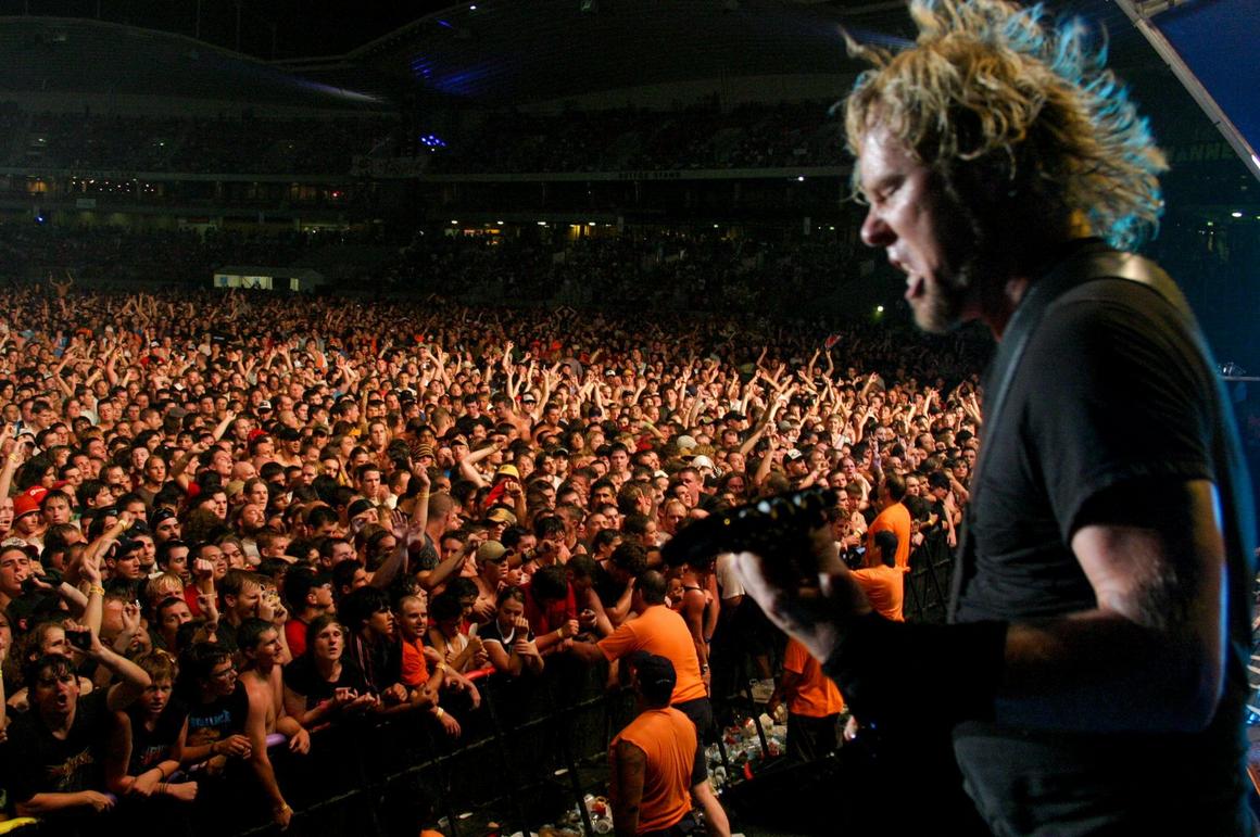 Photo gallery from the gig in Sydney, Australia shot on January 24, 2004