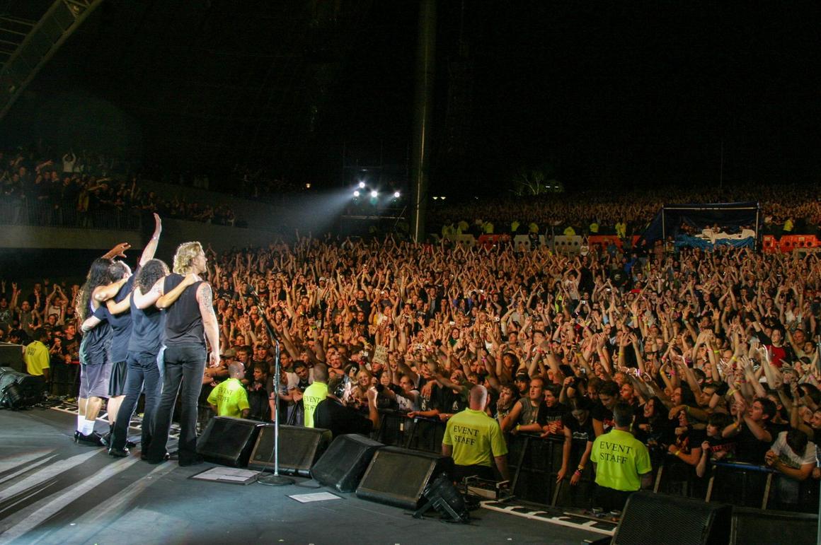 Photo gallery from the gig in Melbourne, Australia shot on January 28, 2004