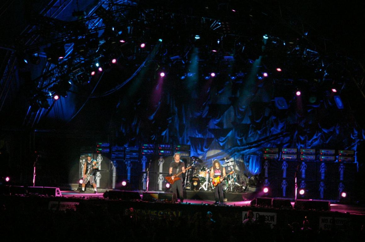 Photo gallery from the gig in Adelaide, Australia shot on January 30, 2004