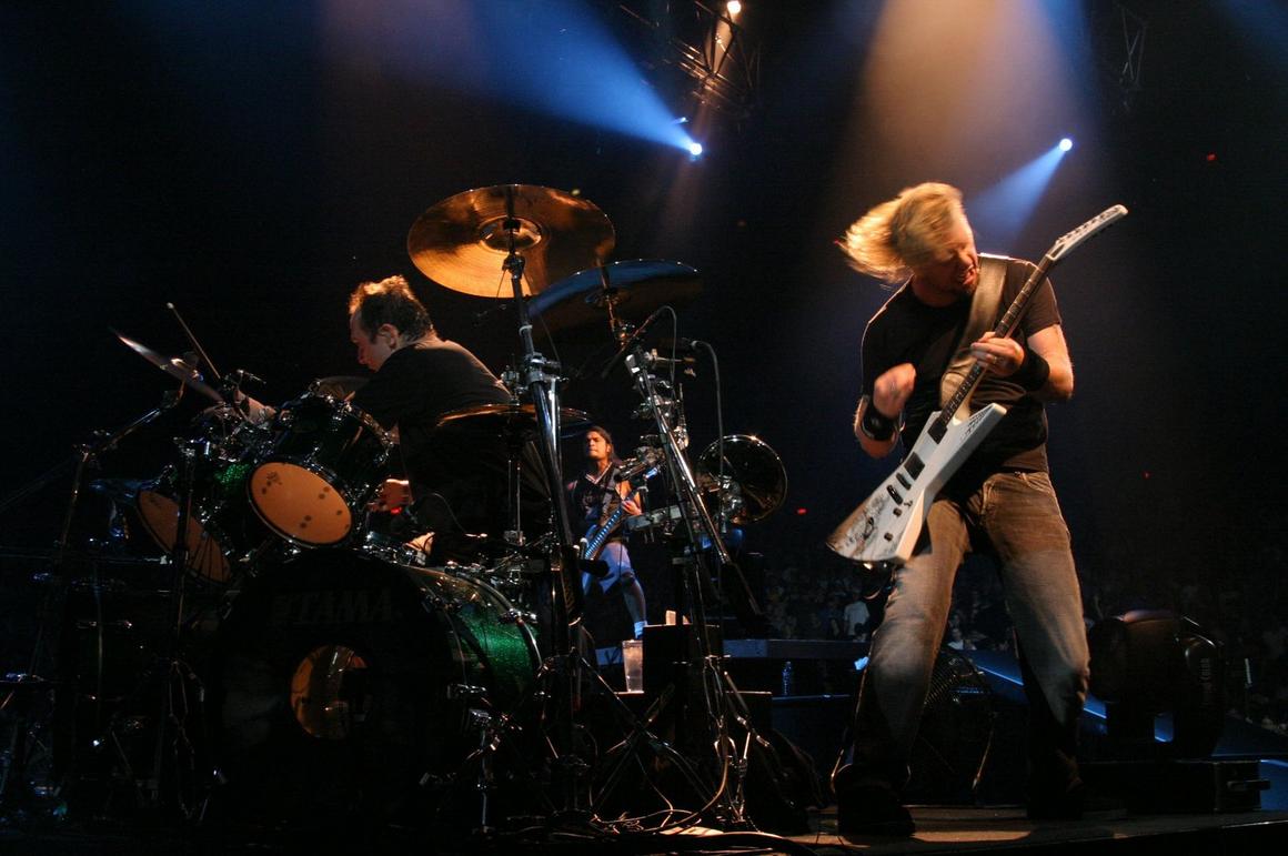 Photo gallery from the gig in Phoenix, AZ shot on March 2, 2004
