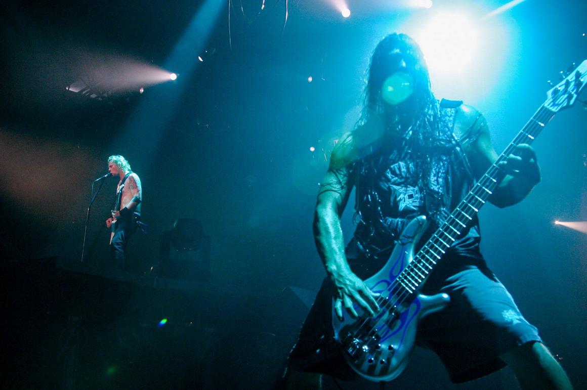 Photo gallery from the gig in Los Angeles, CA shot on March 5, 2004