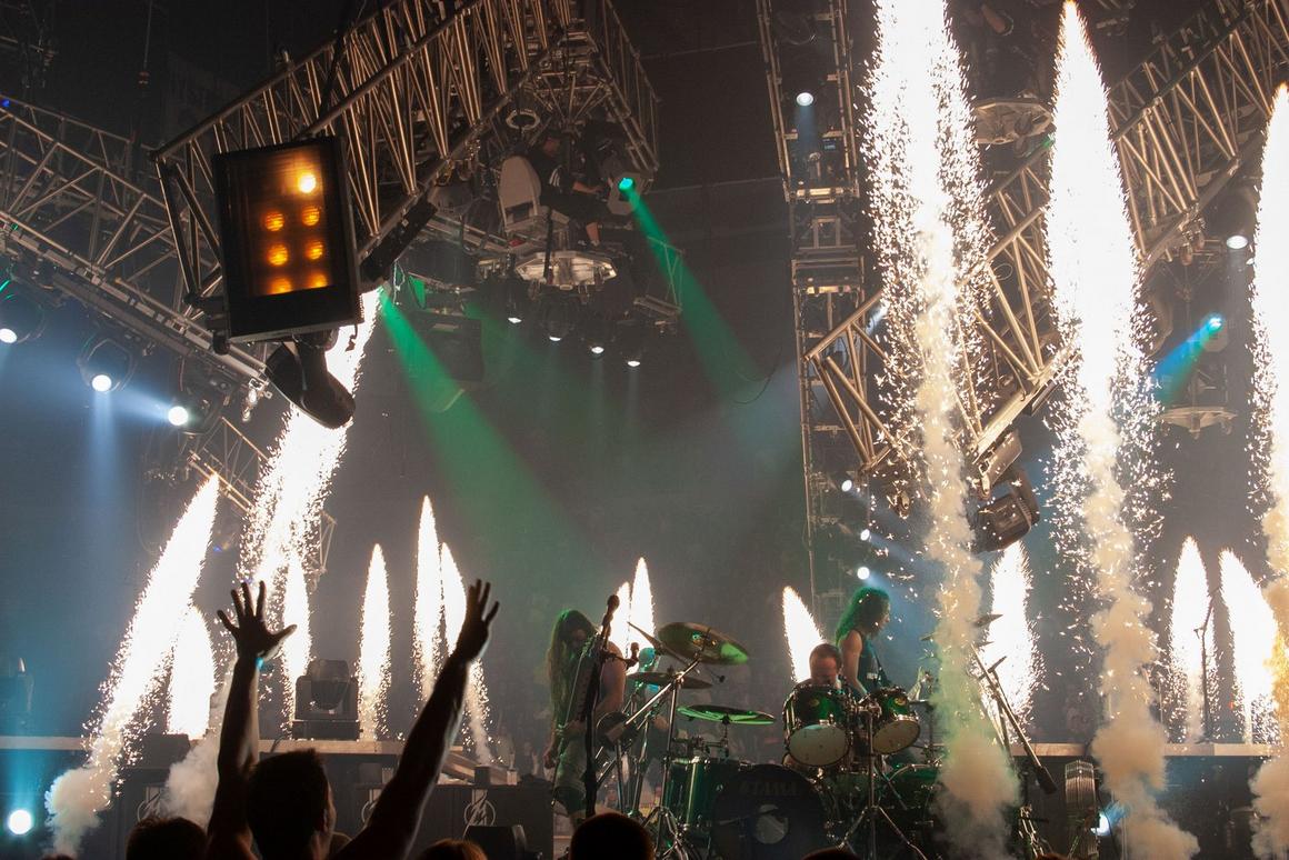 Photo gallery from the gig in Uniondale, NY shot on April 20, 2004