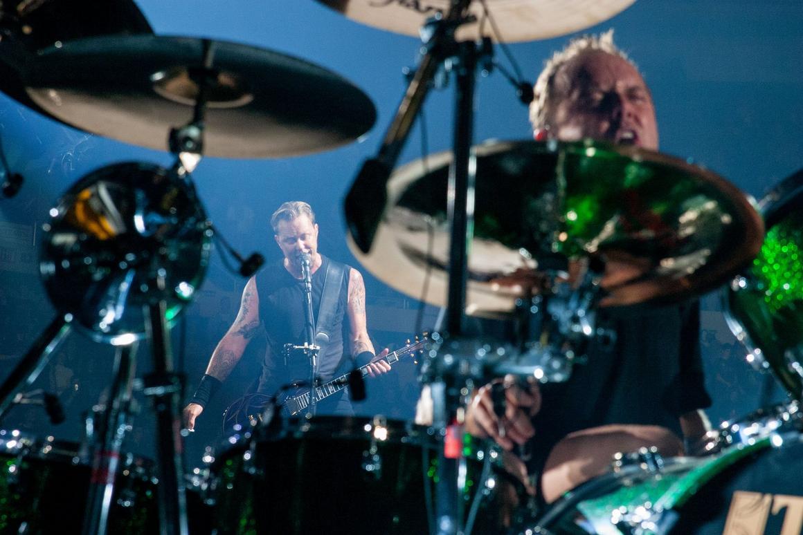 Photo gallery from the gig in Uniondale, NY shot on April 21, 2004