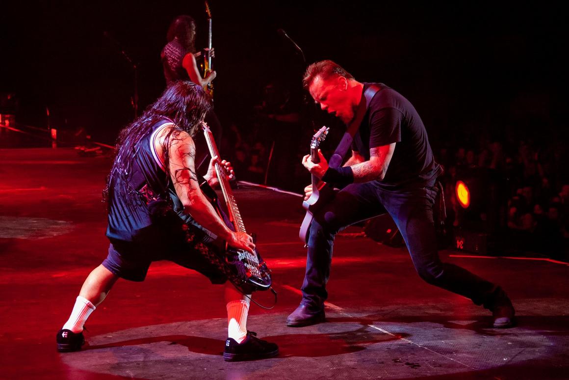 Photo gallery from the gig in Durban, South Africa shot on March 21, 2006