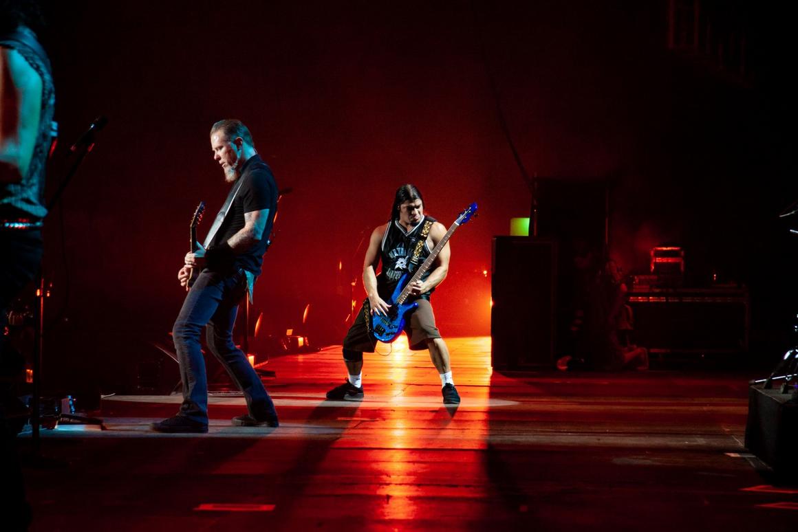 Photo gallery from the gig in Arnhem, Netherlands shot on June 8, 2006