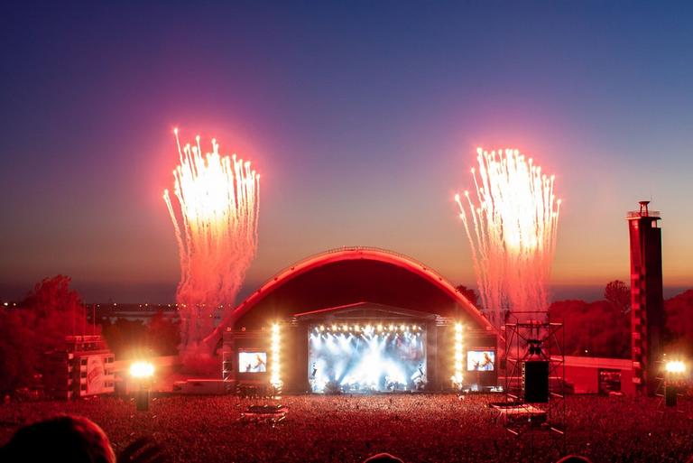 Photo gallery from the gig in Tallinn, Estonia shot on June 13, 2006