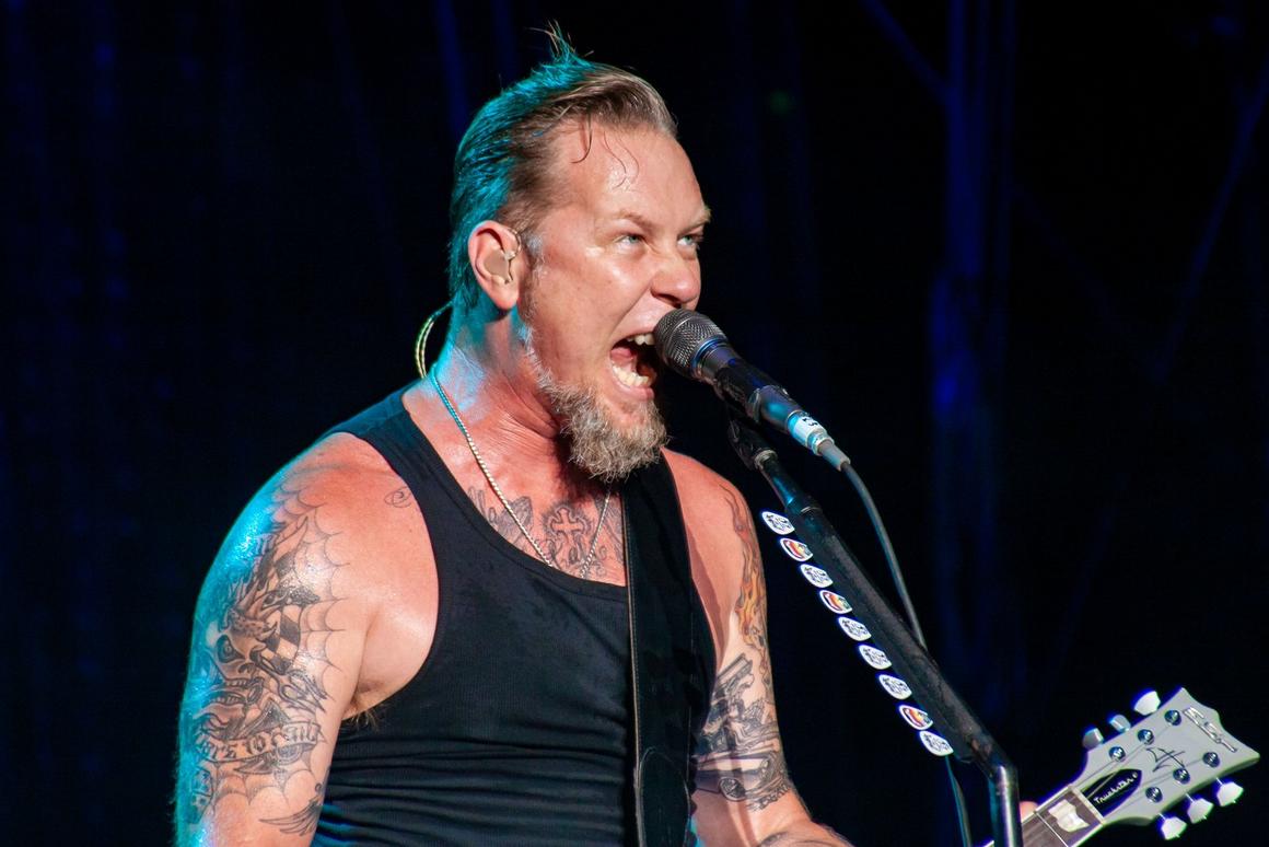 Photo gallery from the gig in Osaka, Japan shot on August 13, 2006