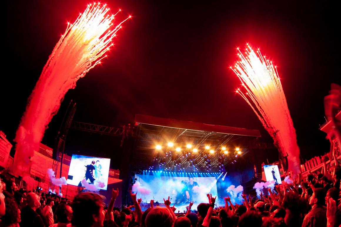 Photo gallery from the gig in Istanbul, Turkey shot on July 27, 2008