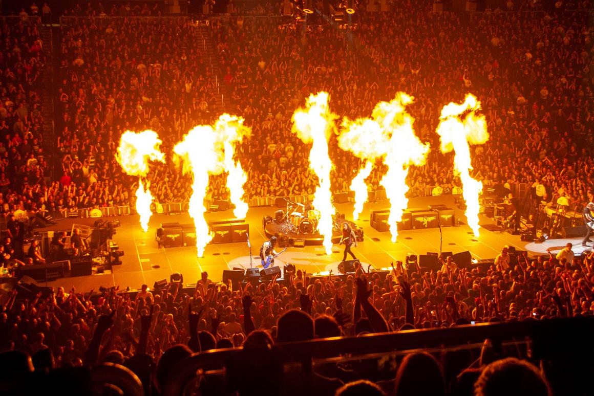 Photo gallery from the gig in Glendale, AZ shot on October 21, 2008