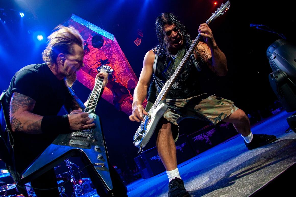 Photo gallery from the gig in Omaha, NE shot on November 6, 2008