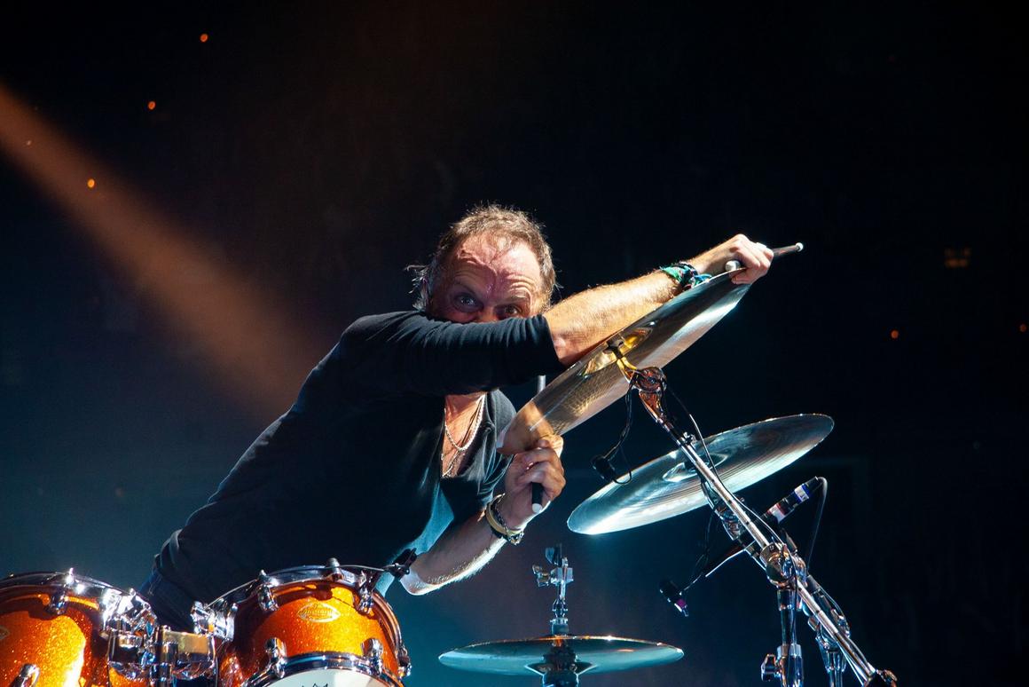 Photo gallery from the gig in Moline, IL shot on November 8, 2008
