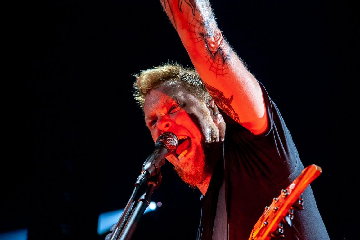 Photo gallery from the gig in Ontario, CA shot on December 12, 2008