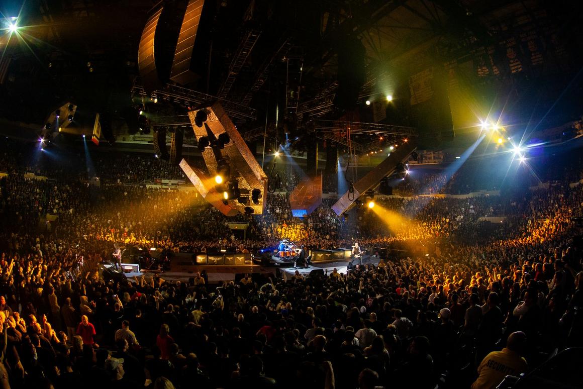 Photo gallery from the gig in Uniondale, NY shot on January 29, 2009