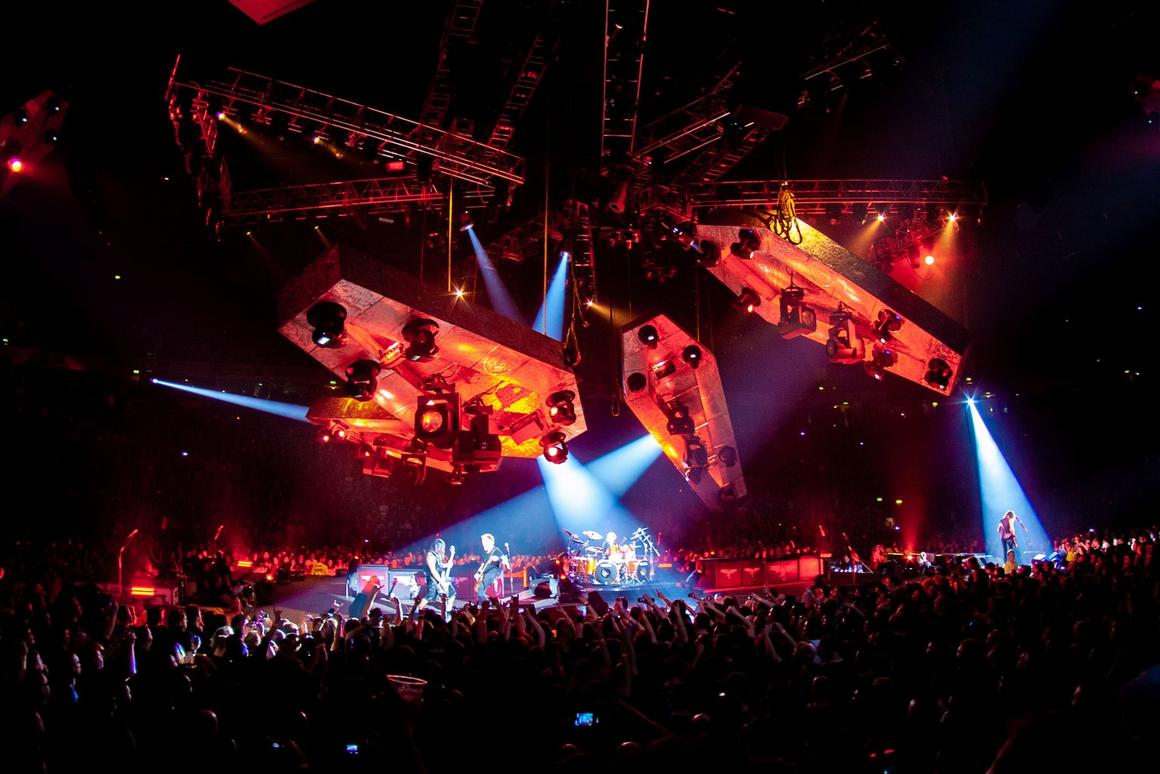 Photo gallery from the gig in Manchester, England shot on February 26, 2009