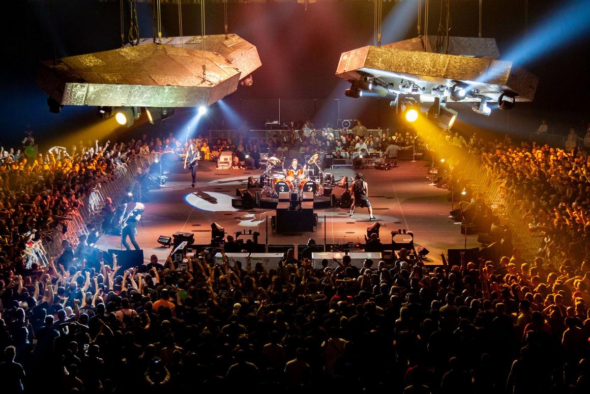 Photo gallery from the gig in San Antonio, TX shot on September 28, 2009