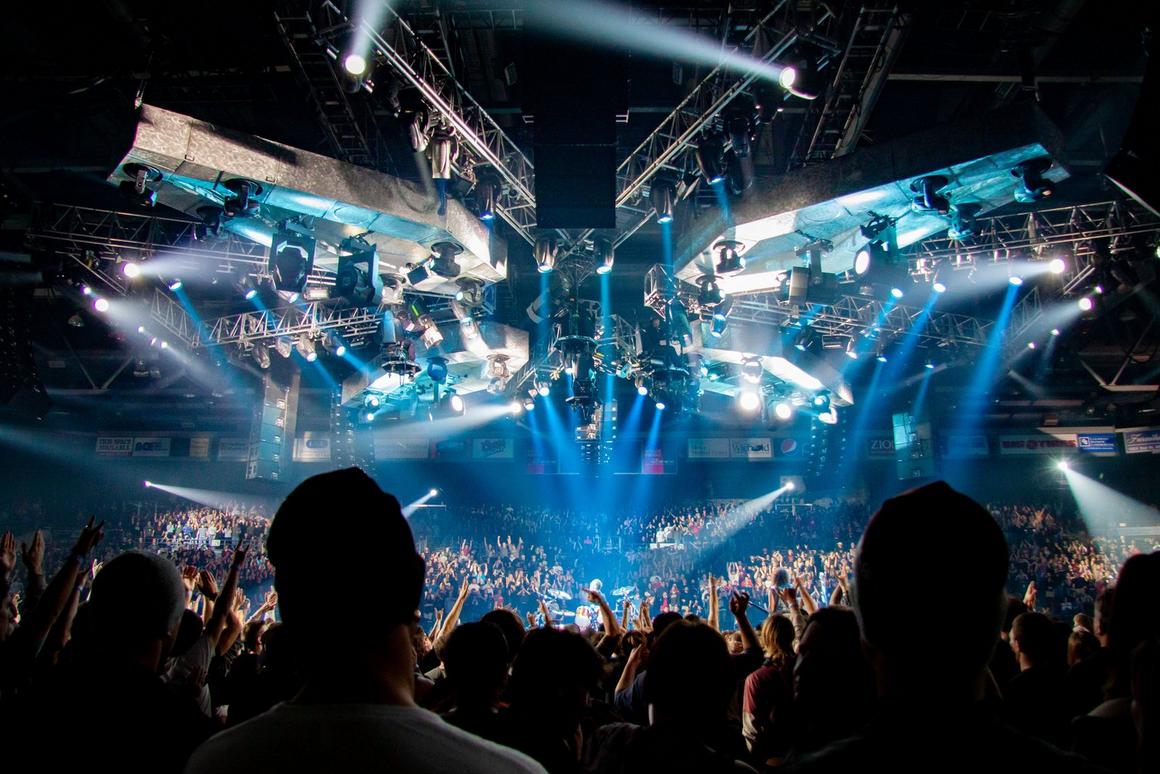 Photo gallery from the gig in Boise, ID shot on December 7, 2009